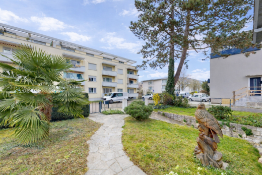 außenansicht mit day time, zaun, from community, blick auf wohnanlage, und apartment complex view