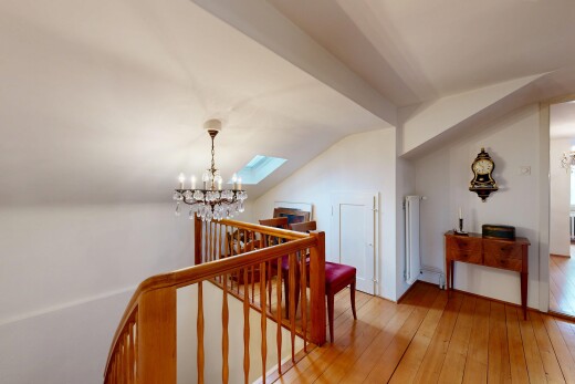 treppe mit bemerkenswerter kronleuchter, holzfußboden, wood finish floor, gipskartonwand, und drywall
