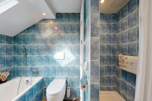 salle de bains avec mur en carrelage, tile wall, salle de bain complète, inside property, et douche