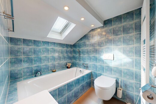 salle de bains avec tile wall, mur en carrelage, salle de bain complète, bain, et chauffe-serviettes
