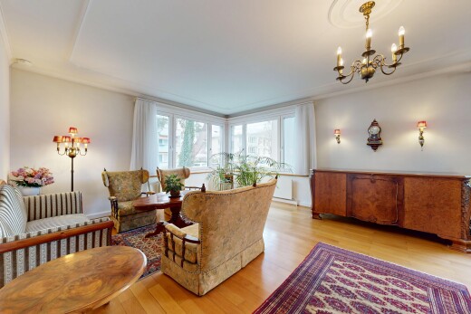 salon avec lustre remarquable, sol en finition bois, wood finish floor, cloison sèche, et drywall