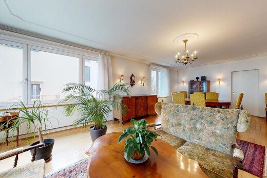 wohn- / esszimmer mit wood finish floor, holzfußboden, natural light, natürliches licht, und bemerkenswerter kronleuchter