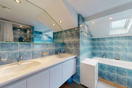 salle de bains avec mur en carrelage, tile wall, double vasque, salle de bain complète, et inside property