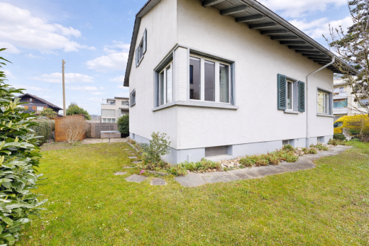 außenansicht mit betonfundament, property visible, zaun, day time, und rasen