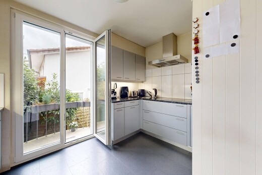 küche mit dunstabzugshaube, dark floor, natürliches licht, natural light, und arbeitsplatten