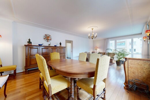 salle à manger avec lustre remarquable, sol en finition bois, wood finish floor, inside property, et lumière naturelle