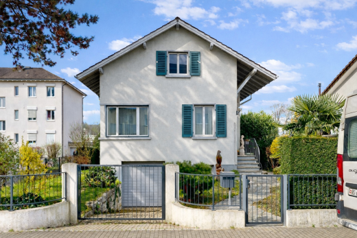 außenansicht mit stuckverkleidung, day time, zaun, tor, und property visible