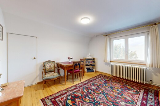 bureau avec radiateur, wood finish floor, sol en finition bois, natural light, et lumière naturelle