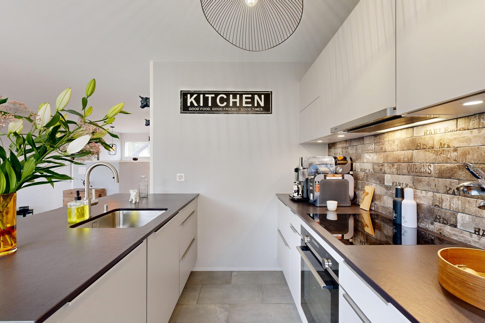 cuisine avec armoires blanches, white cabinets, four, dark countertops, et cloison sèche