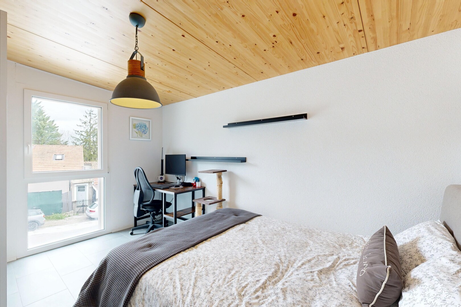 chambre avec lumière naturelle, natural light, inside property, plafond en bois, et wood ceiling