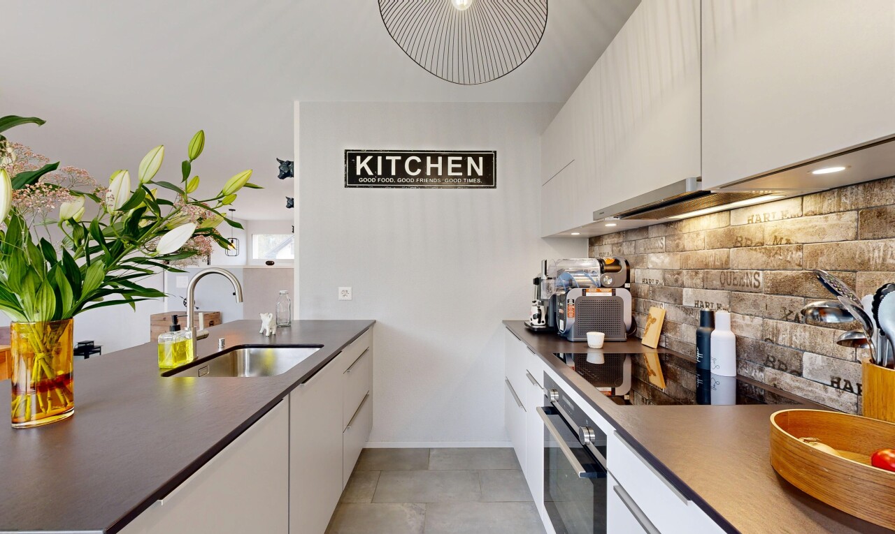 cuisine avec armoires blanches, white cabinets, four, dark countertops, et cloison sèche