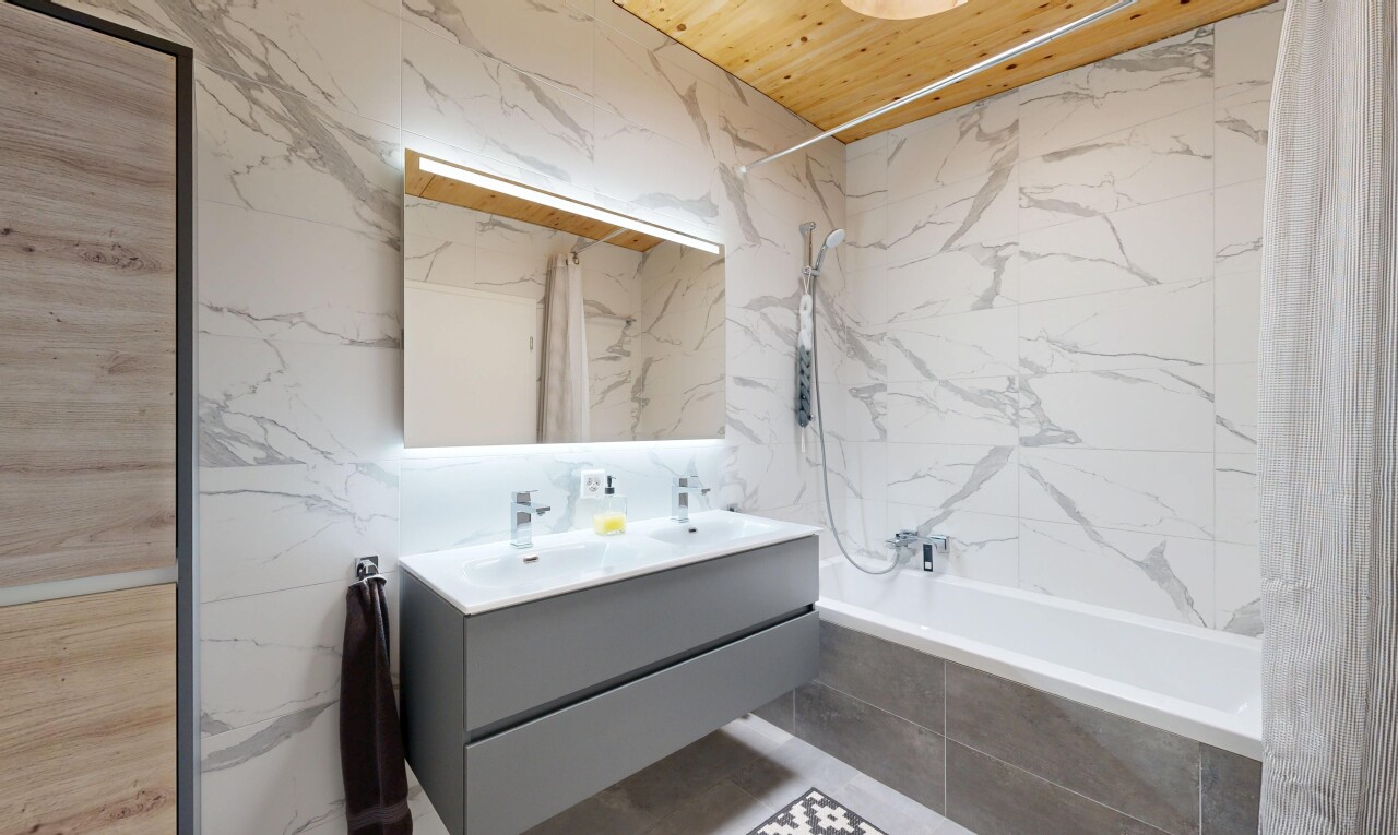salle de bains avec double vasque, salle de bain complète, douche-bain combinés, inside property, et marble wall