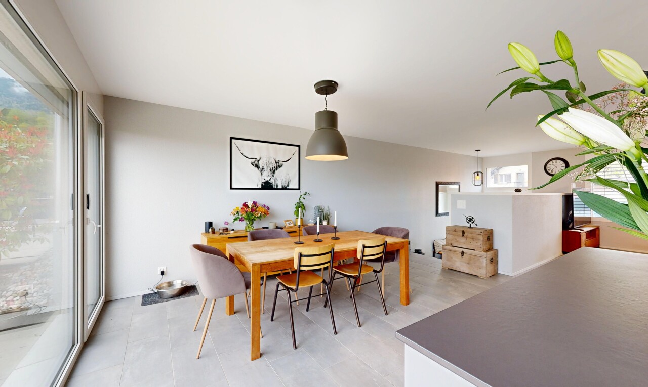 salle à manger avec natural light, lumière naturelle, inside property, drywall, et cloison sèche