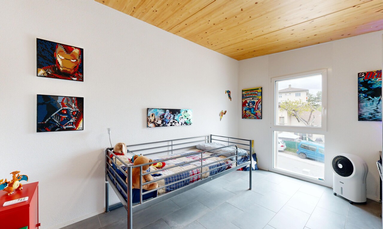 chambre avec plafond en bois, wood ceiling, lumière naturelle, natural light, et inside property