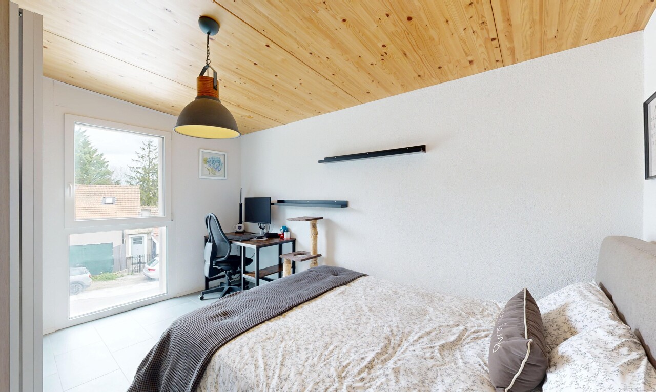 chambre avec lumière naturelle, natural light, inside property, plafond en bois, et wood ceiling