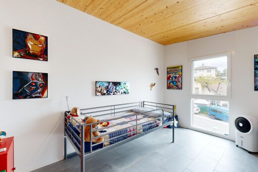 chambre avec plafond en bois, wood ceiling, lumière naturelle, natural light, et inside property