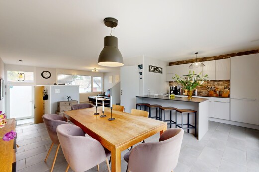 salle à manger avec light floor, inside property, backsplash, natural light, et lumière naturelle