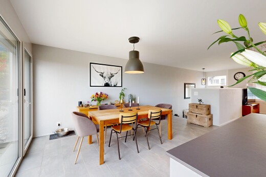 salle à manger avec natural light, lumière naturelle, inside property, drywall, et cloison sèche
