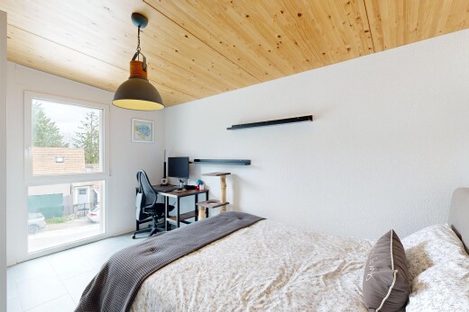 chambre avec lumière naturelle, natural light, inside property, plafond en bois, et wood ceiling