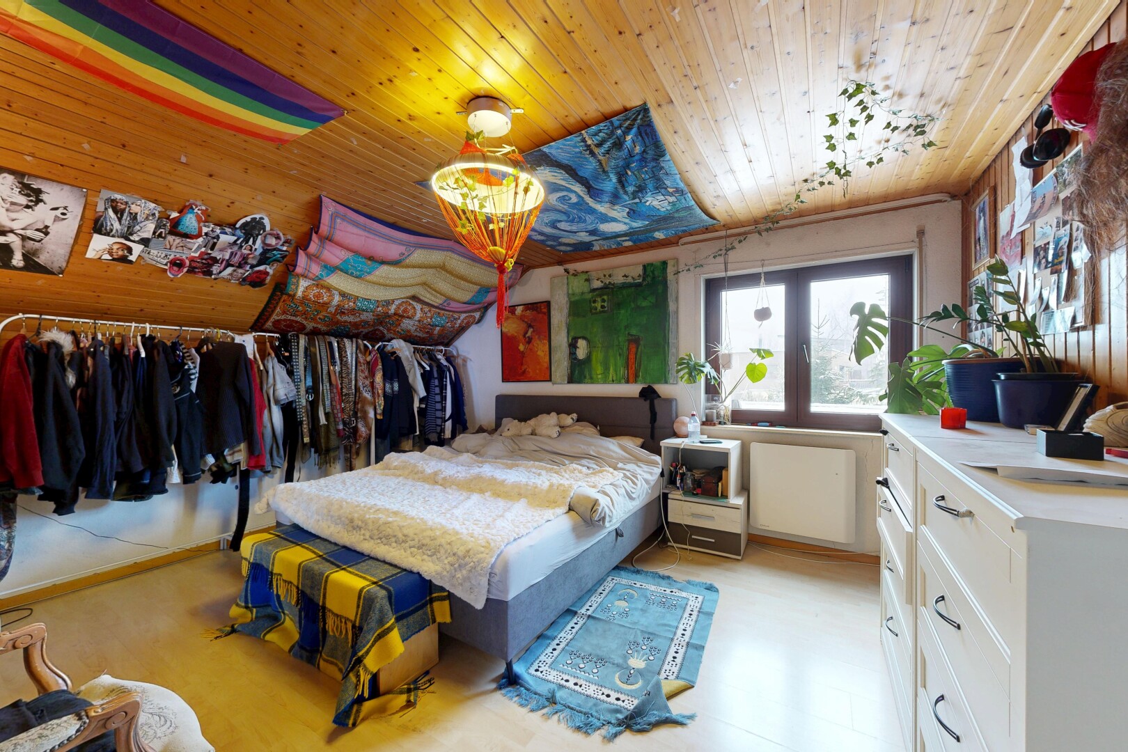 chambre avec natural light, lumière naturelle, inside property, wood ceiling, et plafond en bois