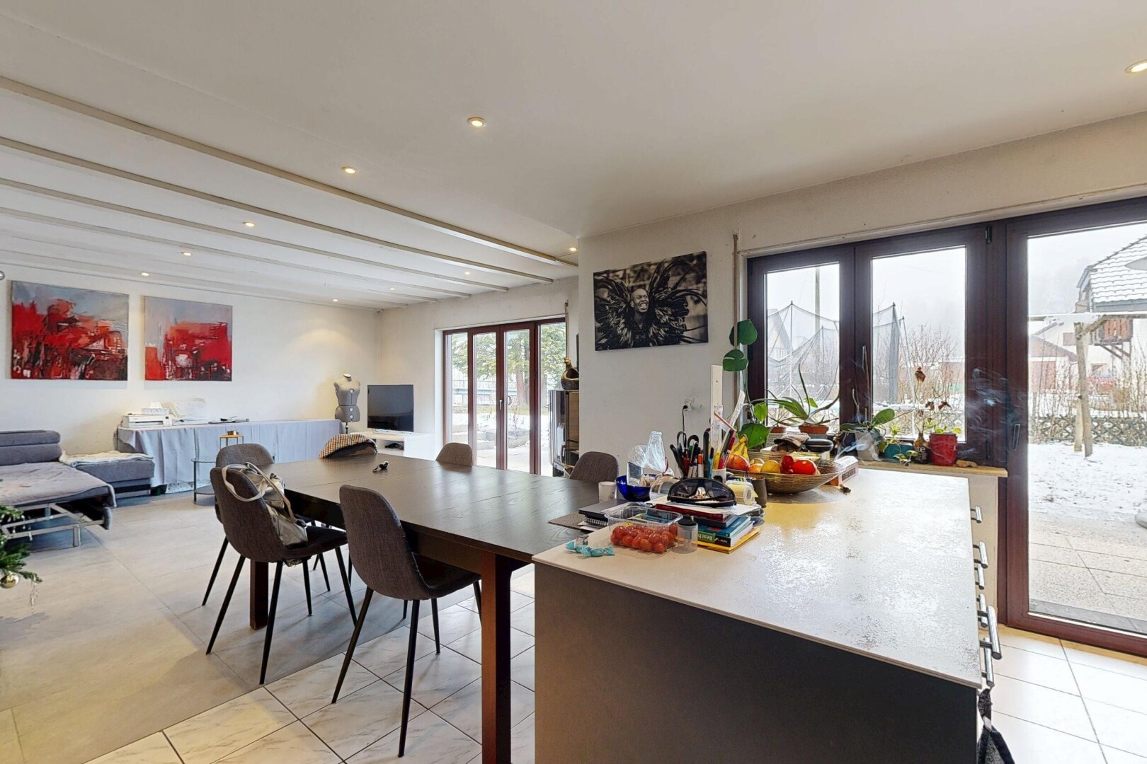 salle à manger avec inside property, light floor, tile floor, sol en carrelage, et natural light