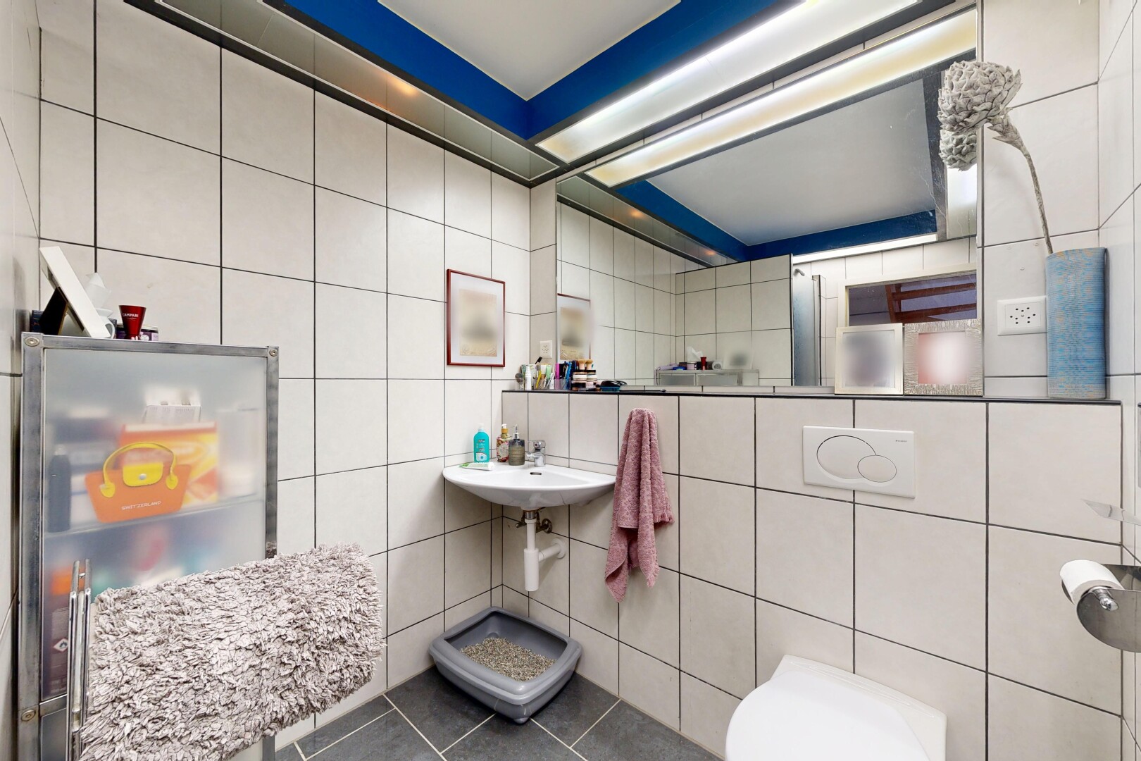 salle de bains avec tile wall, mur en carrelage, inside property, évier, et salle de bain complète