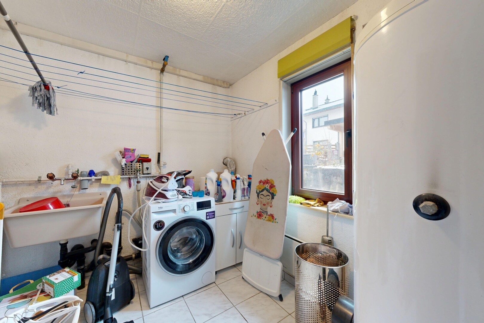 buanderie avec buanderie, inside property, tile floor, sol en carrelage, et natural light