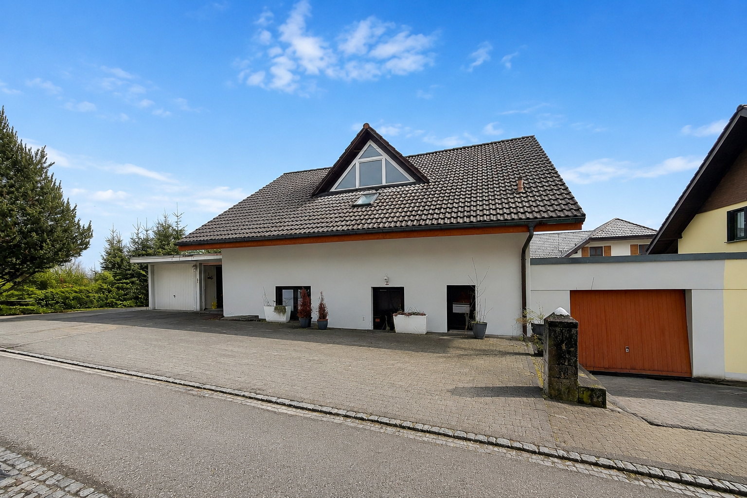 außenansicht mit ziegeldach, property visible, day time, und stuckverkleidung