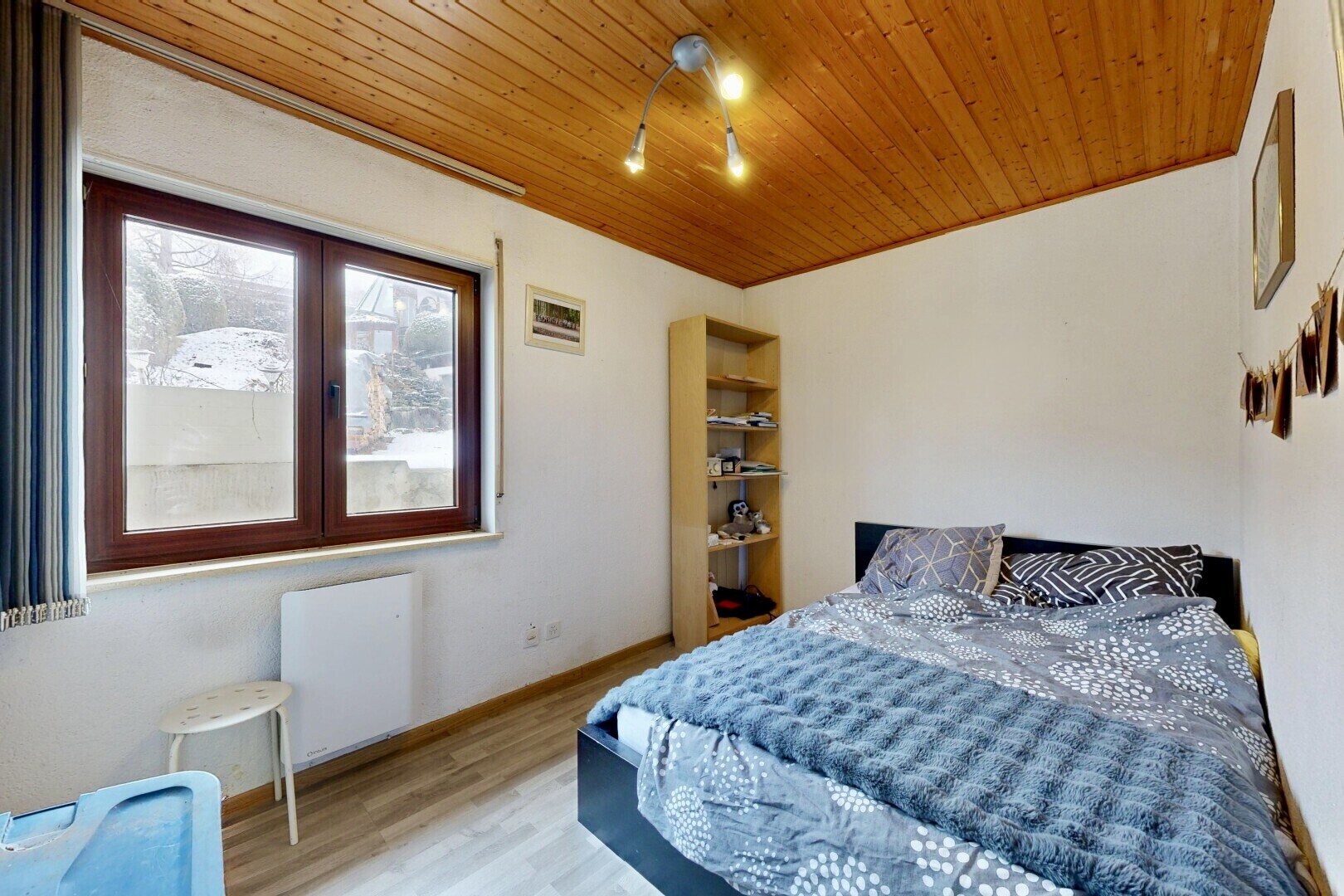 chambre avec drywall, cloison sèche, inside property, natural light, et lumière naturelle