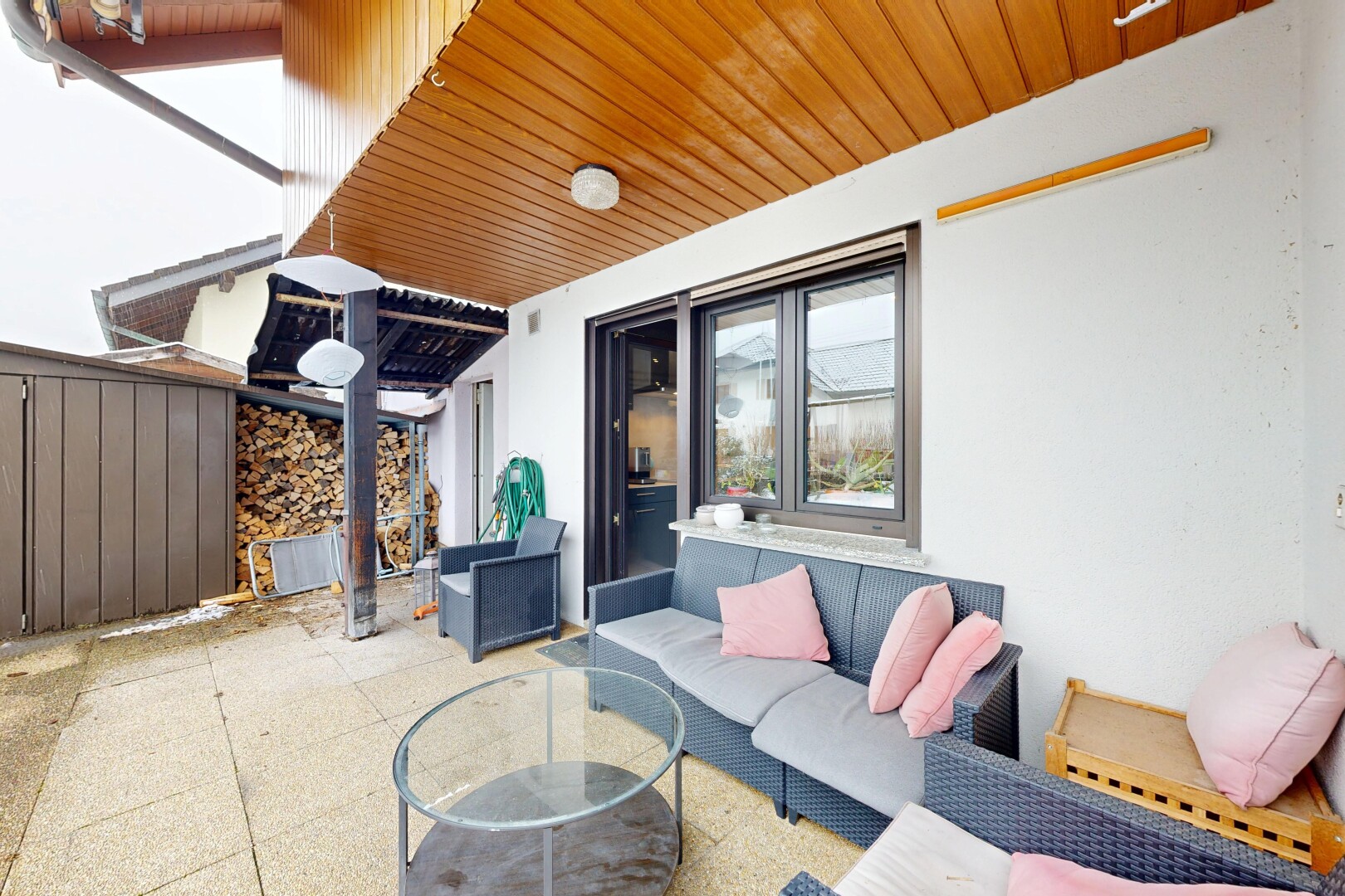terrasse avec espace de vie extérieur, from property, terrasse, et overcast