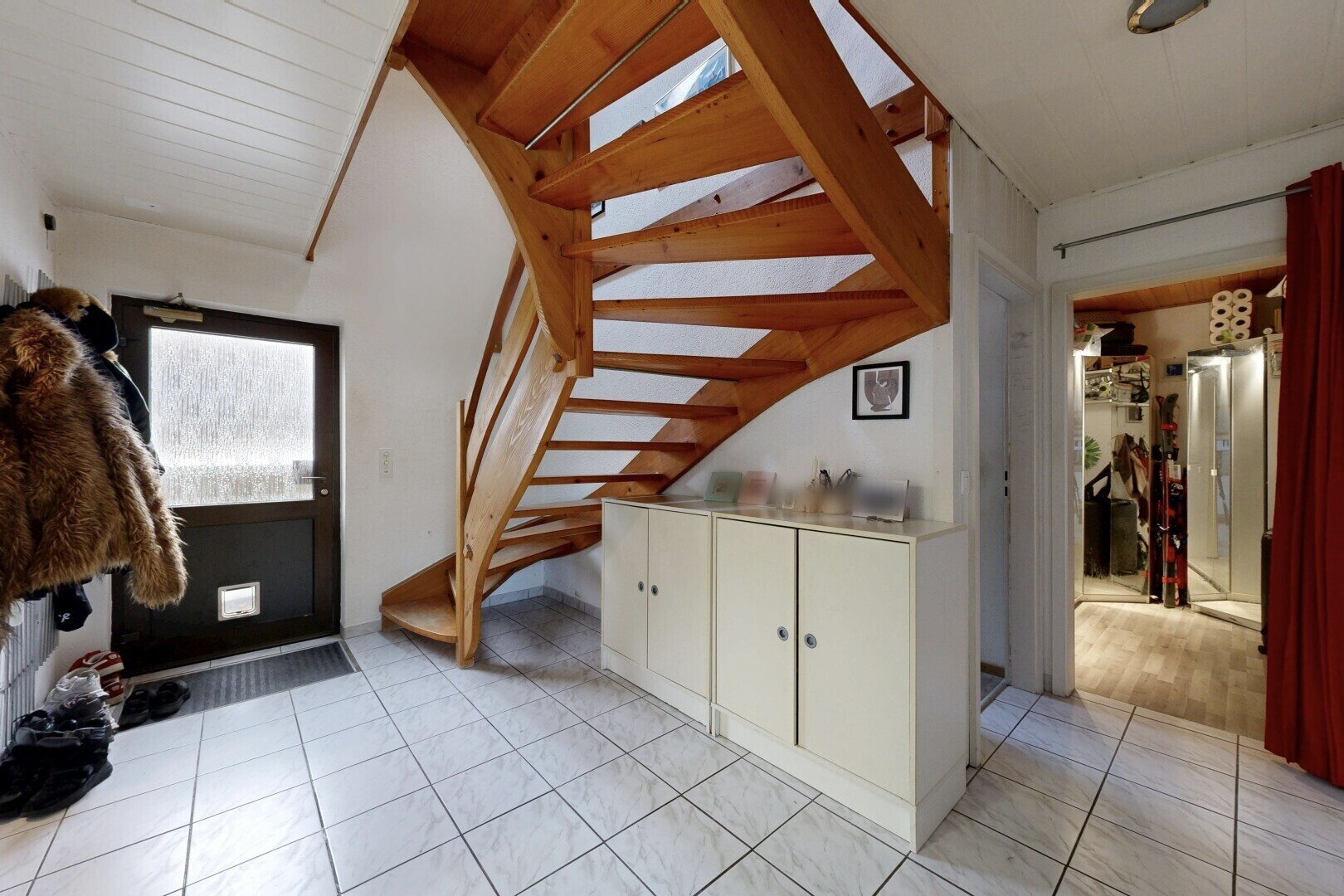 escaliers avec inside property, natural light, lumière naturelle, drywall, et cloison sèche