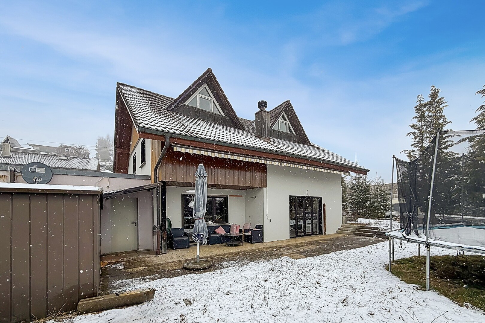 façade avec trampoline, snow, day time, property visible, et bardage en stuc