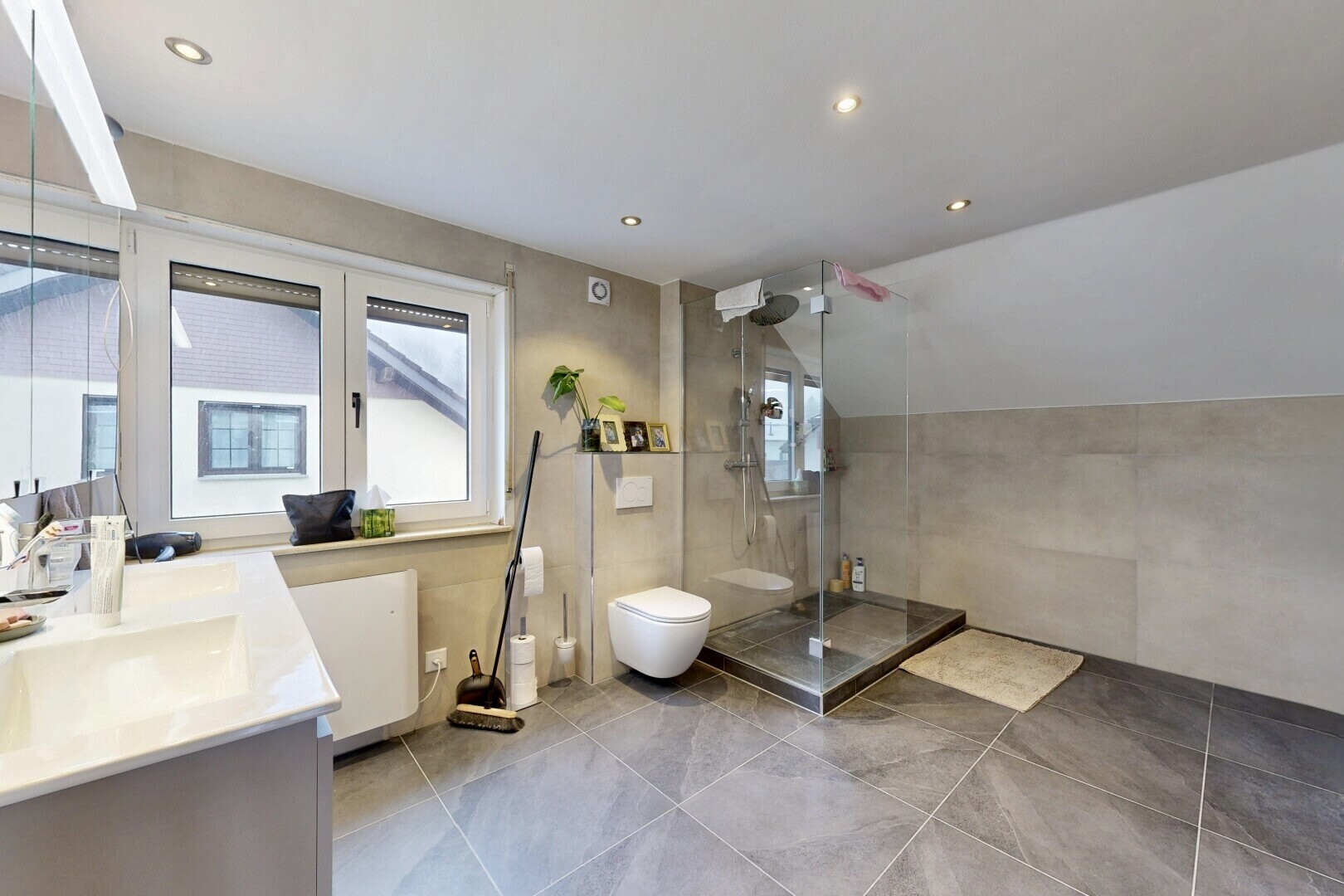 salle de bains avec salle de bain complète, double vasque, douche, vaulted ceiling, et plafond voûté