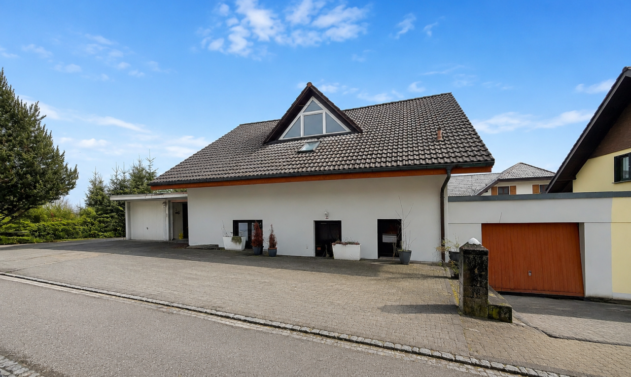 außenansicht mit ziegeldach, property visible, day time, und stuckverkleidung