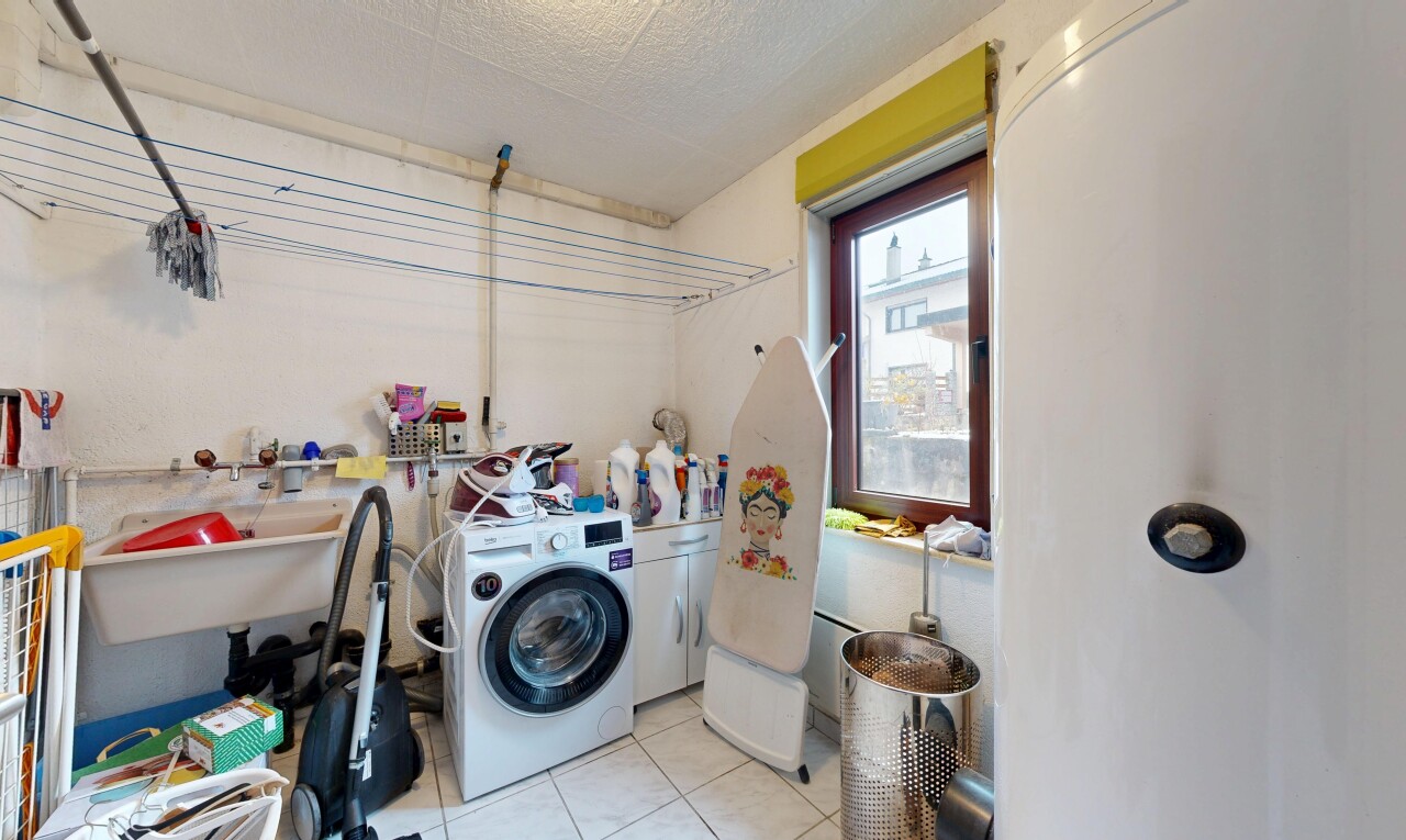 buanderie avec buanderie, inside property, tile floor, sol en carrelage, et natural light