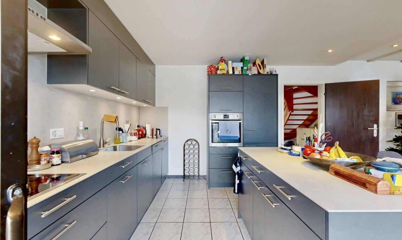 cuisine avec light floor, inside property, hotte, plans de travail, et light countertops