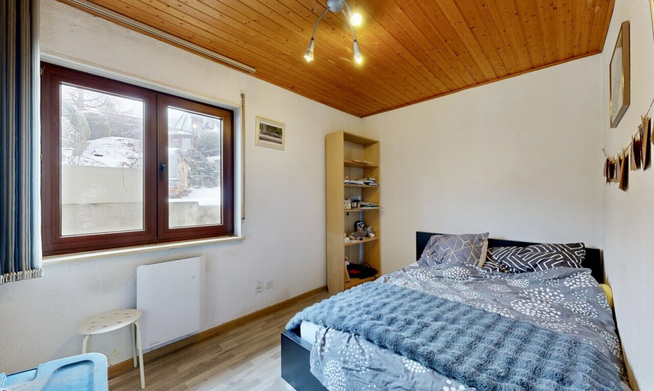 chambre avec drywall, cloison sèche, inside property, natural light, et lumière naturelle