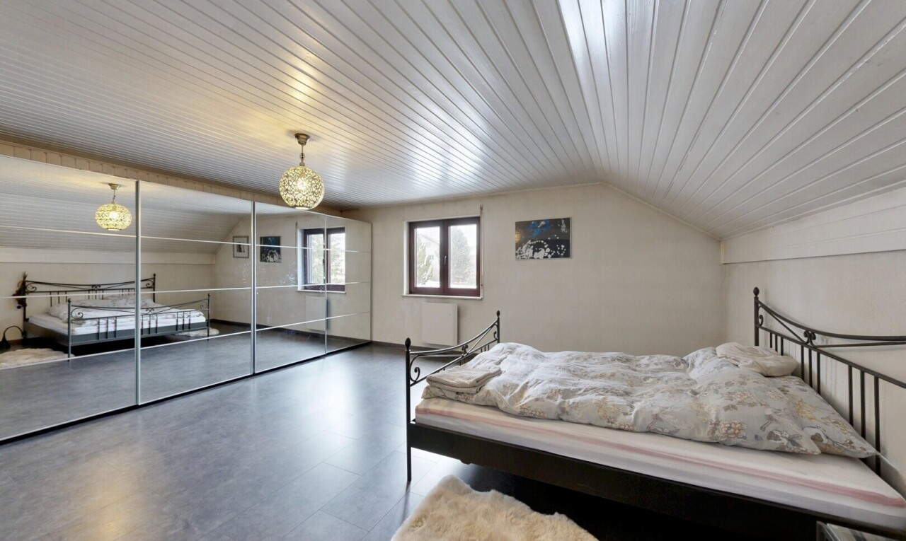 chambre avec vaulted ceiling, plafond voûté, natural light, lumière naturelle, et low ceiling