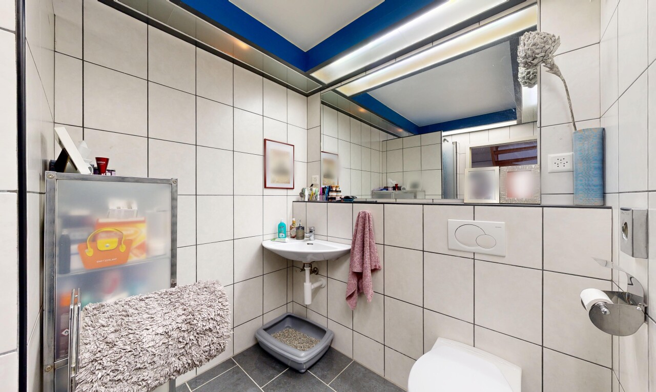 salle de bains avec tile wall, mur en carrelage, inside property, évier, et salle de bain complète