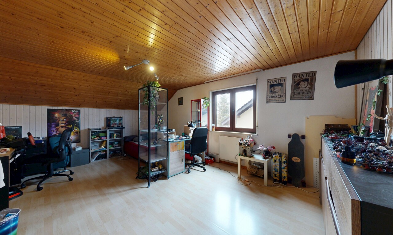 bureau avec espace bureau, natural light, lumière naturelle, inside property, et vaulted ceiling