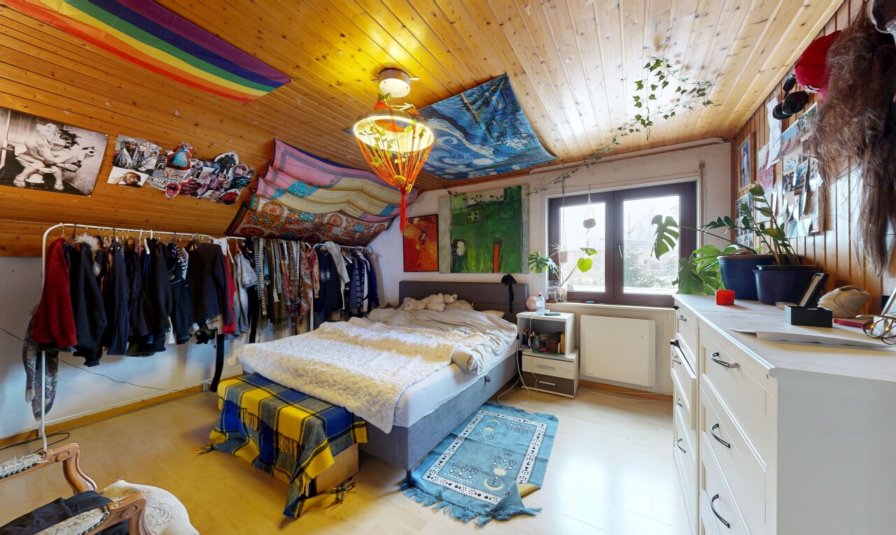 chambre avec natural light, lumière naturelle, inside property, wood ceiling, et plafond en bois