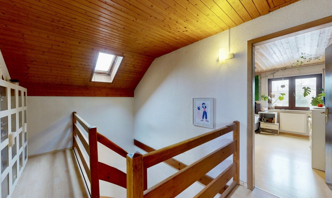 escaliers avec puits de lumière, inside property, wood ceiling, plafond en bois, et natural light