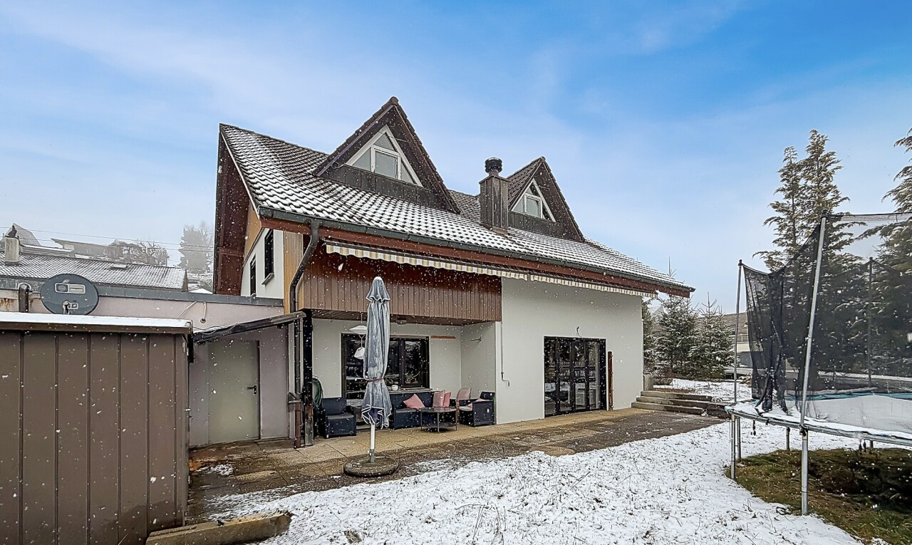 façade avec trampoline, snow, day time, property visible, et bardage en stuc