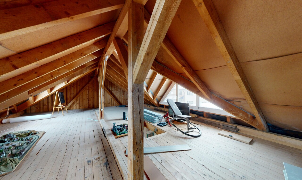 pièce vide avec inside property, hardwood floor, low ceiling, plafond bas, et wood finish floor