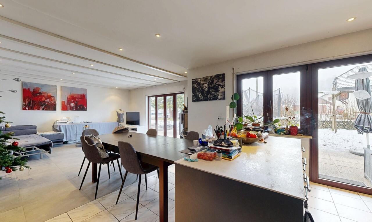 salle à manger avec inside property, light floor, tile floor, sol en carrelage, et natural light
