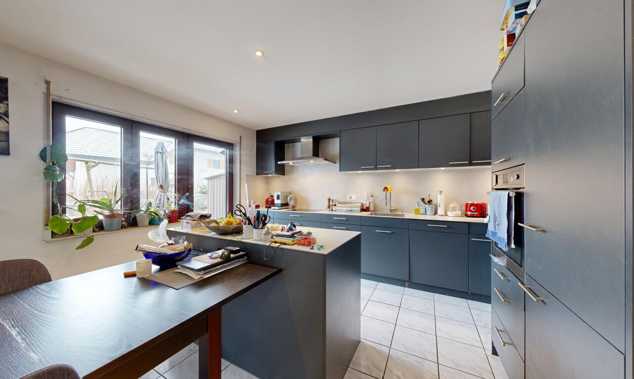 cuisine avec light floor, armoires à panneau plat, flat panel cabinets, four, et inside property