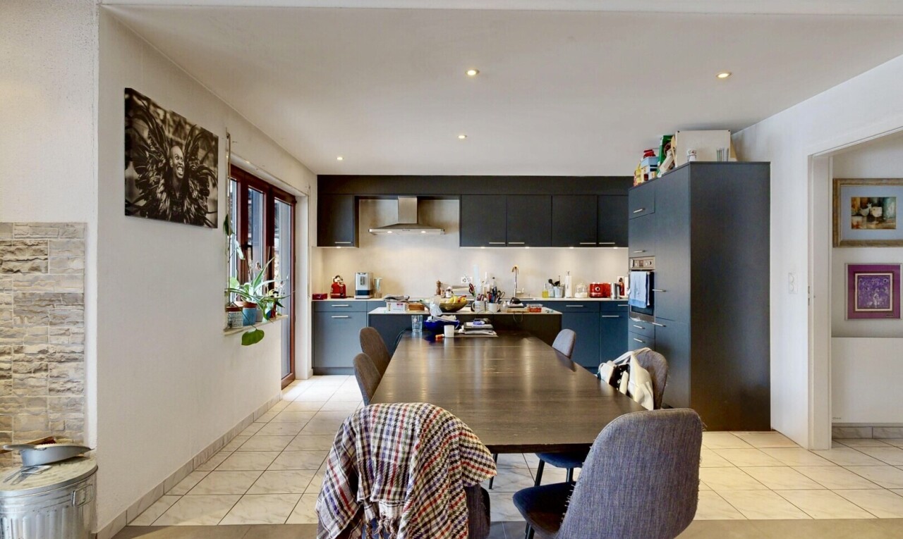 salle à manger avec tile floor, sol en carrelage, inside property, light floor, et drywall