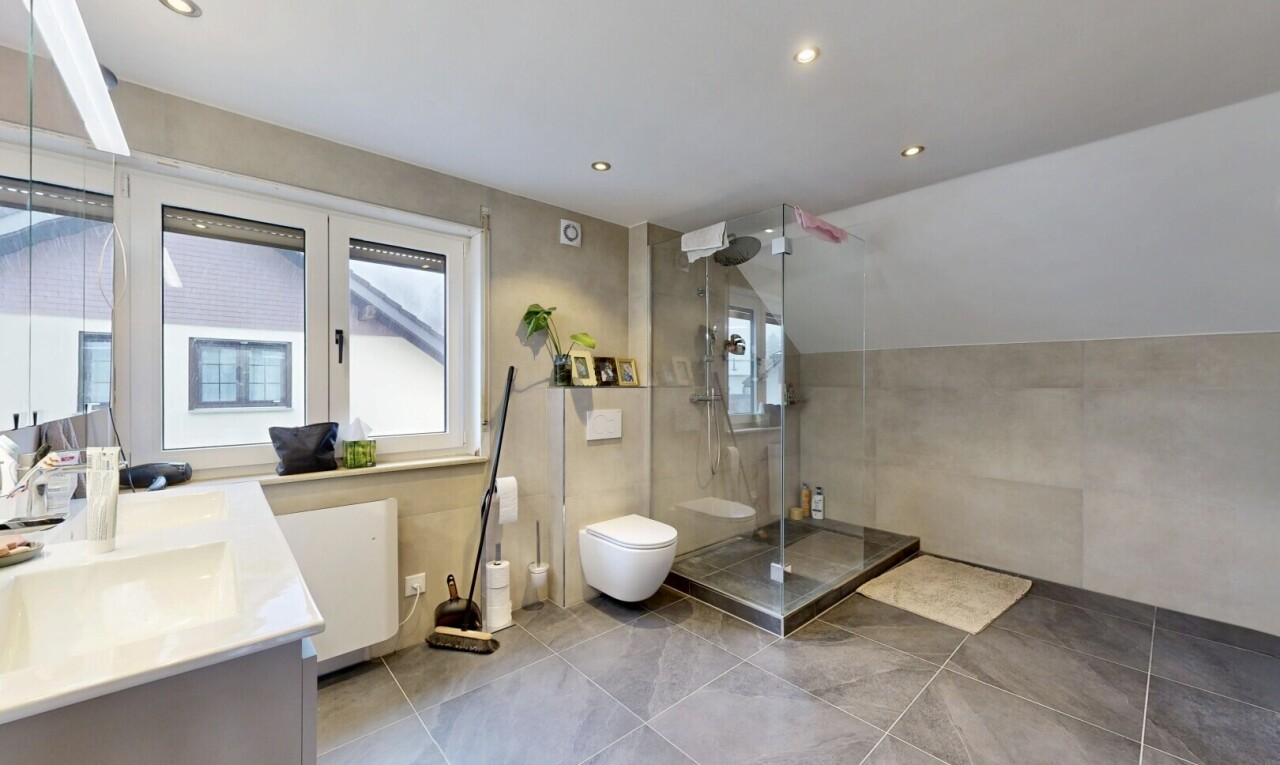 salle de bains avec salle de bain complète, double vasque, douche, vaulted ceiling, et plafond voûté