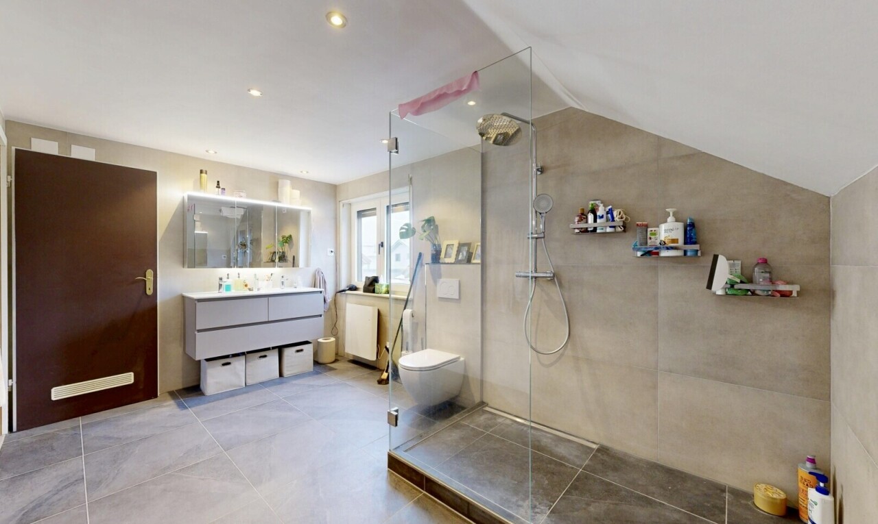 salle de bains avec salle de bain complète, vaulted ceiling, plafond voûté, lavabo (ou coiffeuse selon le contexte), et douche