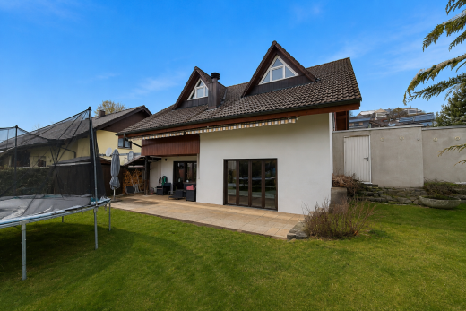 außenansicht mit trampolin, rasen, property visible, stuckverkleidung, und day time